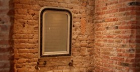 Descoperire tulburătoare făcută de o familie în spatele unei oglinzi încorporate în perete